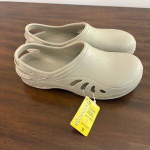 NWT Sloggers Lightweight Beige Croc Like Sandals Men’s 7 Womens 8